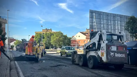 Prosiguen los trabajos de asfaltado en la avenida Vía de la Plata y Glorieta de los Eméritos de Mérida Prosiguen los trabajos de asfaltado en la avenida Vía de la Plata y Glorieta de los Eméritos de Mérida