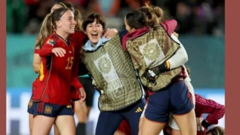 Blanca Romero junto a algunas jugadoras celebrando el triunfo