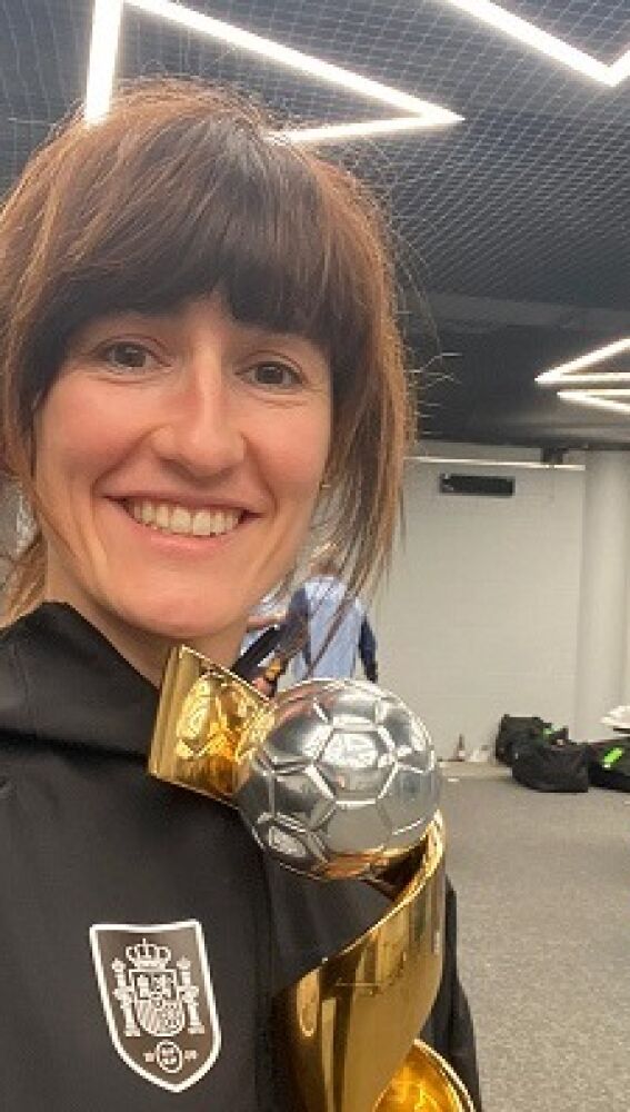 Blanca Romero con el trofeo de campeonas del mundo