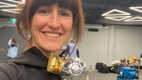 Blanca Romero con el trofeo de campeonas del mundo