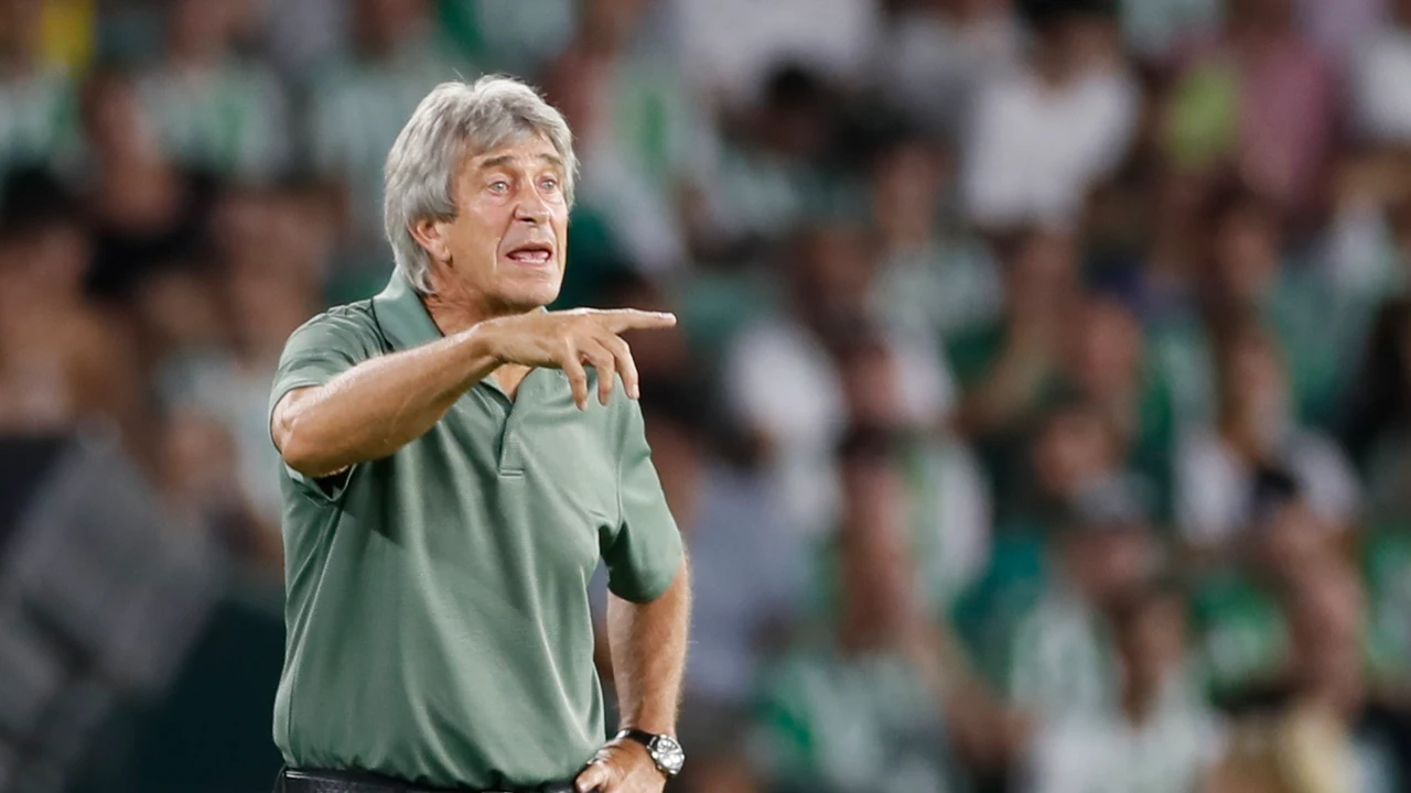 Manuel Pellegrini, técnico del Betis, da indicaciones en la banda.
