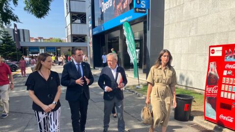Alonso Ord&aacute;s acompa&ntilde;ando a algunas autoridades regionales en su visita a la FIDMA 2023