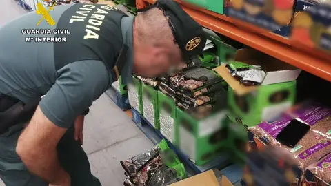 La Guardia Civil inspecciona la comida incautada La Guardia Civil inspecciona la comida incautada