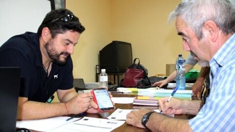 Antonio Jos&eacute; G&oacute;mez ense&ntilde;ando la app a un agricultor
