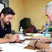 Antonio José Gómez enseñando la app a un agricultor Antonio José Gómez enseñando la app a un agricultor