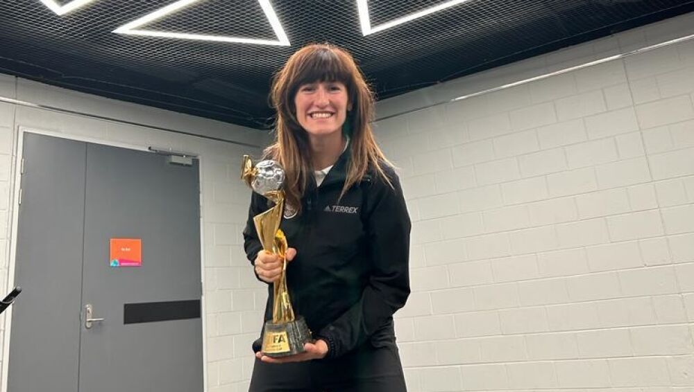 La manzanareña con la copa de campeonas del mundo