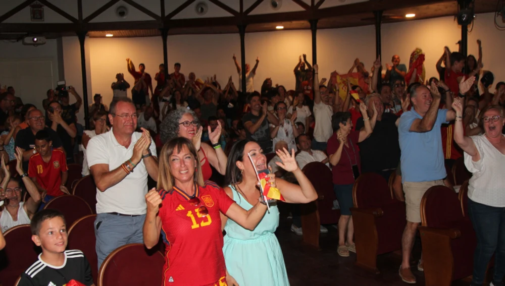 El auditorio municipal de Yecla celebrando la victoria de España.