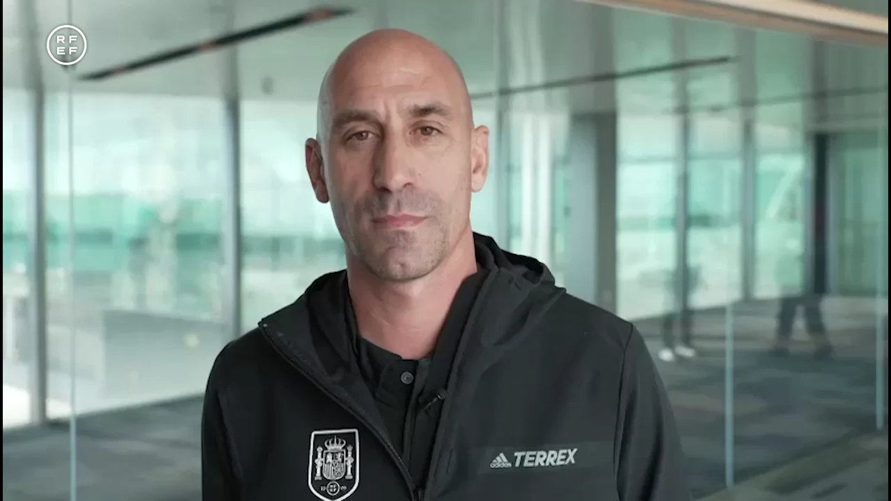 Rubiales se disculpa por el beso a Jenni Hermoso: "Seguramente, me he equivocado"