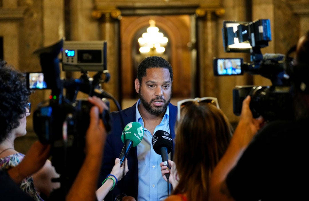 Vox condiciona su apoyo a Feijóo a que aclare si el PP les está haciendo "un cordón sanitario" Vox condiciona su apoyo a Feijóo a que aclare si el PP les está haciendo "un cordón sanitario"