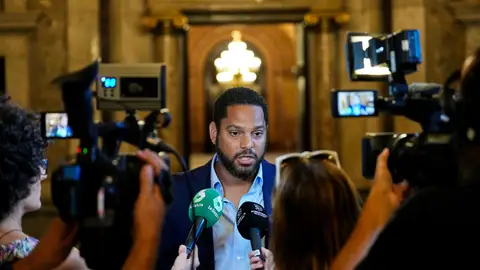 El secretario general de Vox, Ignacio Garriga, durante una rueda de prensa Vox condiciona su apoyo a Feijóo a que aclare si el PP les está haciendo "un cordón sanitario"