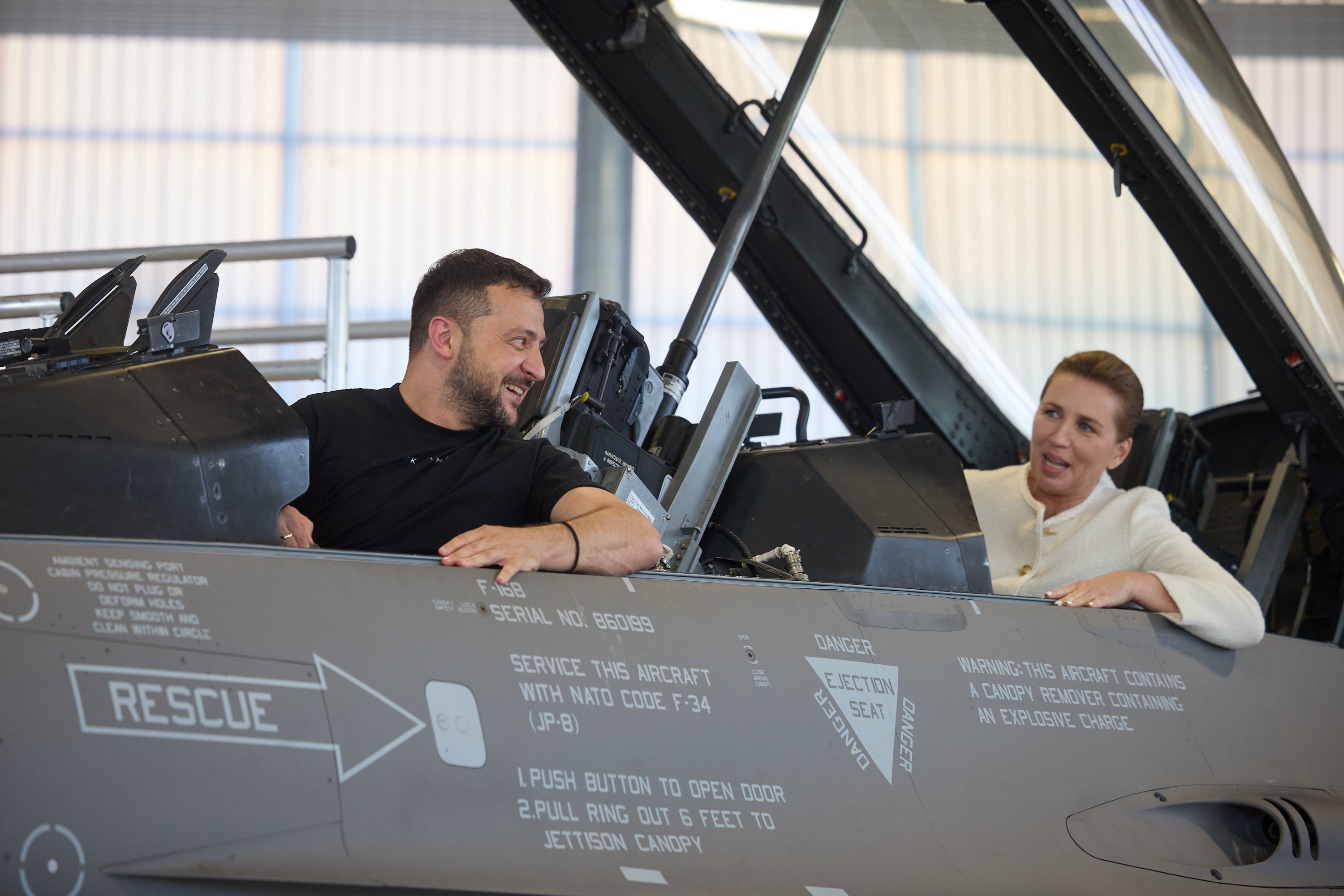 Zelenski emociona al Parlamento danés con su discurso de agradecimiento por el envío de los F-16 Zelenski emociona al Parlamento danés con su discurso de agradecimiento por el envío de los F-16