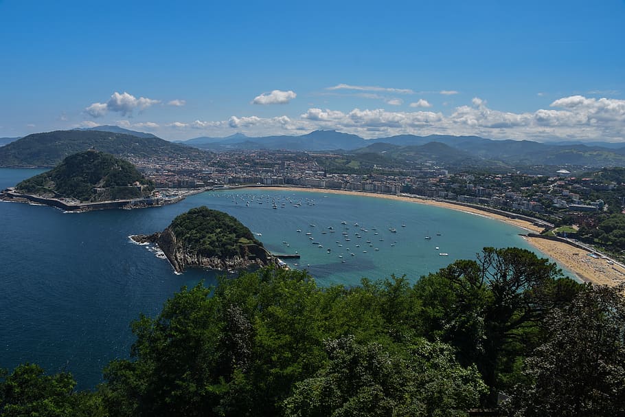 El agua del mar roza el récord de temperatura en la costa vasca El agua del mar roza el récord de temperatura en la costa vasca
