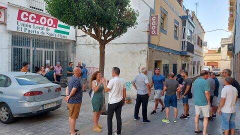 Una de las concentraciones enfrente de la sede de CCOO en El Puerto