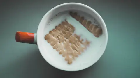 Un joven pierde un viaje a Los Ángeles tras comerse una galleta con el logotipo del premio Un joven pierde un viaje a Los Ángeles tras comerse una galleta con el logotipo del premio