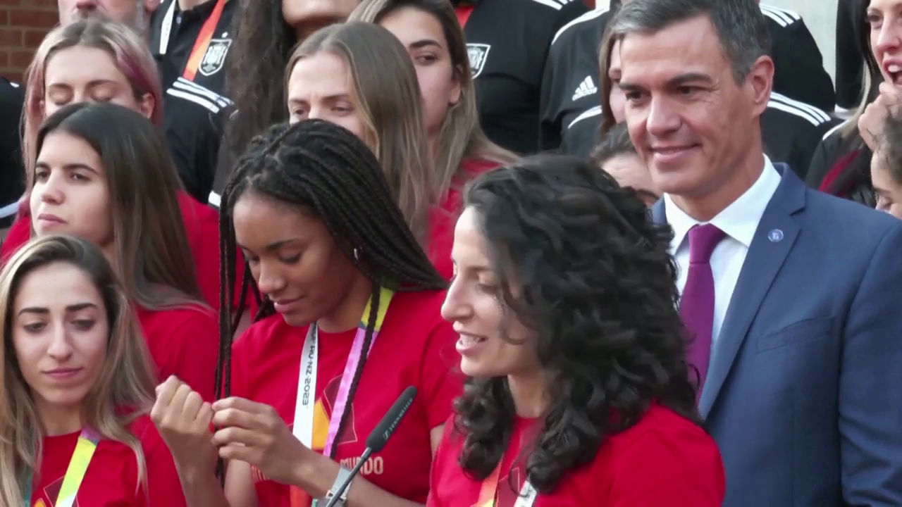 Pedro Sánchez recibe a la selección femenina de fútbol tras su triunfo en el Mundial con "orgullo" y "admiración" Pedro Sánchez recibe a la selección femenina de fútbol tras su triunfo en el Mundial con "orgullo" y "admiración"