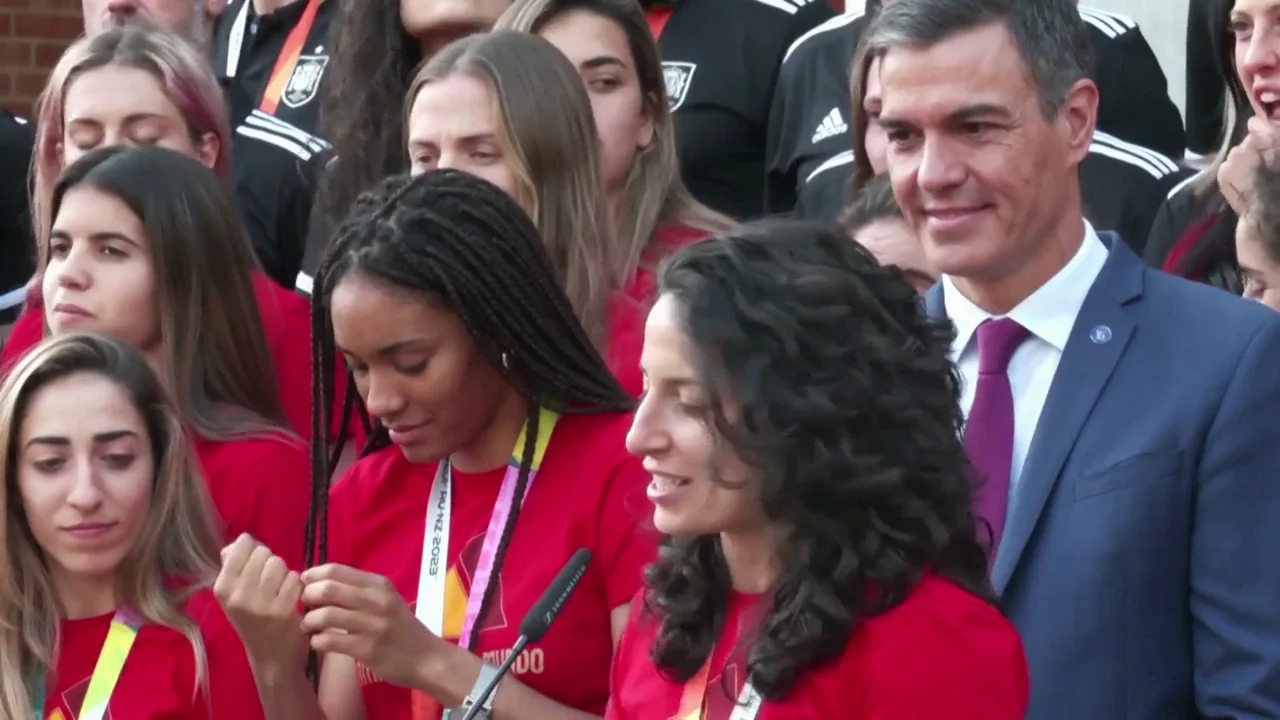 Pedro S&aacute;nchez recibe a la selecci&oacute;n femenina de f&uacute;tbol tras su triunfo en el Mundial con "orgullo" y "admiraci&oacute;n" 