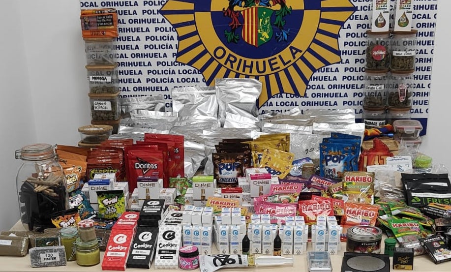 La Policía Local de Orihuela incauta marihuana, hachís y estupefacientes tras registrar un local en la costa La Policía Local de Orihuela incauta marihuana, hachís y estupefacientes tras registrar un local en la costa