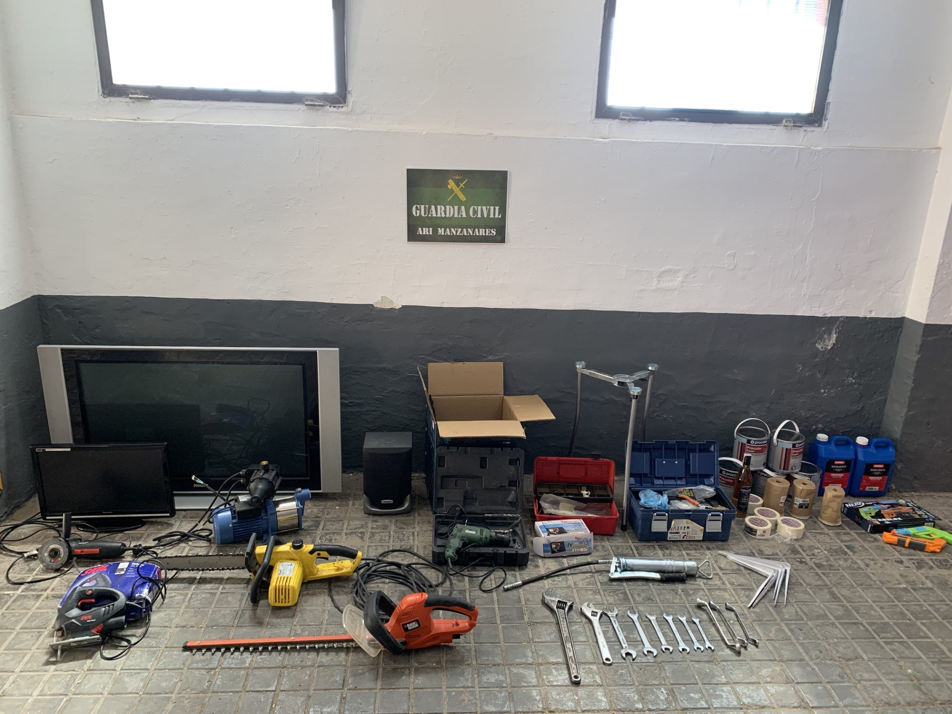Detienen a dos personas e investigan a una por diversos robos con fuerza en Manzanares Detienen a dos personas e investigan a una por diversos robos con fuerza en Manzanares
