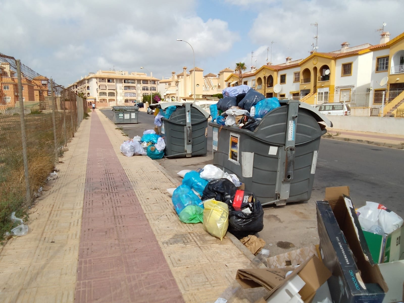 Los vecinos afirman que este es el peor verano de la historia de Orihuela Costa Los vecinos afirman que este es el peor verano de la historia de Orihuela Costa
