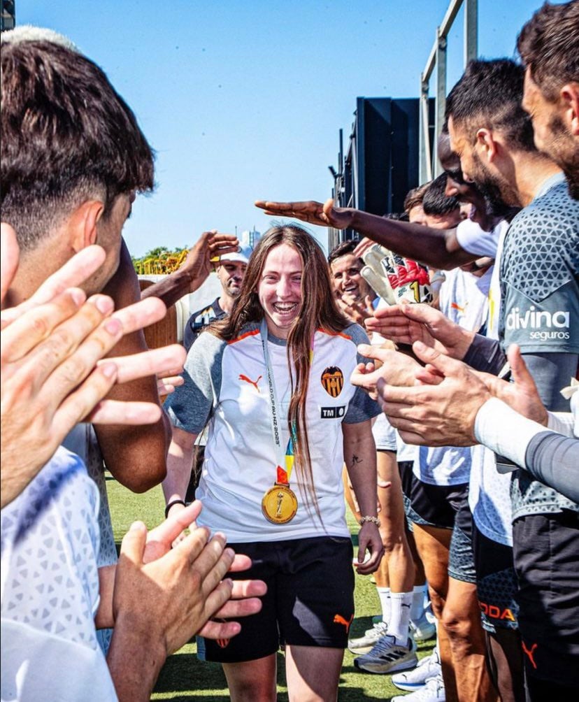 La plantilla del Valencia hace el pasillo a la campeona del Mundo Enith Salón La plantilla del Valencia hace el pasillo a la campeona del Mundo Enith Salón