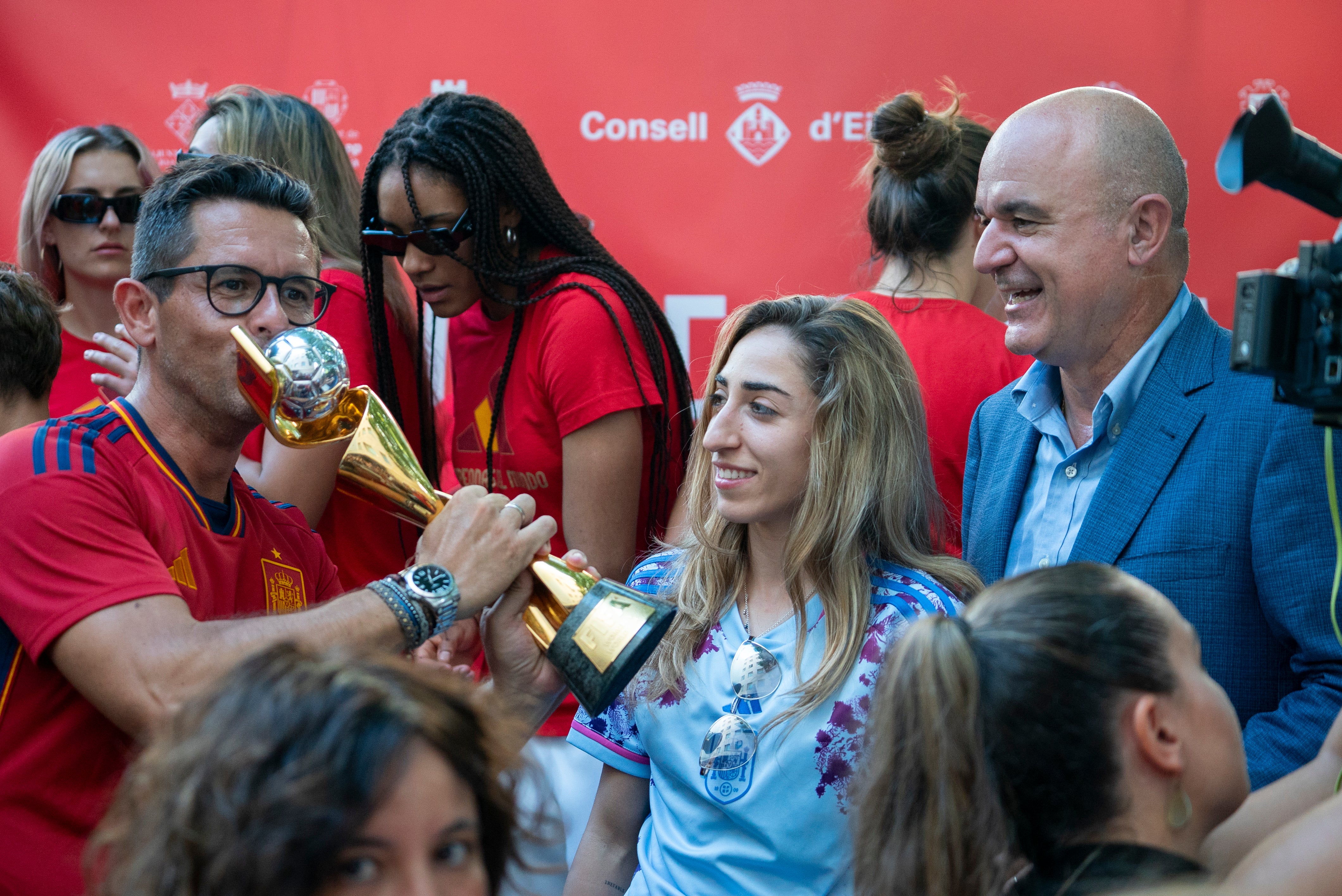 Vicent Marí: “En Ibiza empezó la suerte y hoy habéis vuelto aquí con este trofeo” Vicent Marí: “En Ibiza empezó la suerte y hoy habéis vuelto aquí con este trofeo”