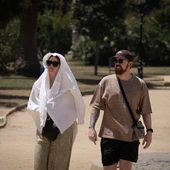 Dos viandantes se protegen del calor en el Parque de la Ciudadela (Barcelona) Dos viandantes se protegen del calor en el Parque de la Ciudadela (Barcelona)