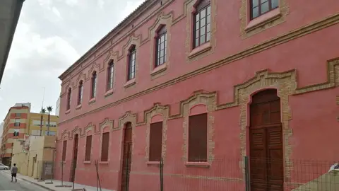 Imagen de la fachada remodelada del antiguo cine condal. Imagen de la fachada remodelada del antiguo cine condal.