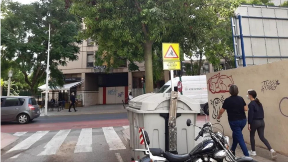 Intersección perpendicular con la Avenida Juan Carlos I, con poca visibilidad en el cruce con el carril bici de doble sentido Intersección perpendicular con la Avenida Juan Carlos I, con poca visibilidad en el cruce con el carril bici de doble sentido