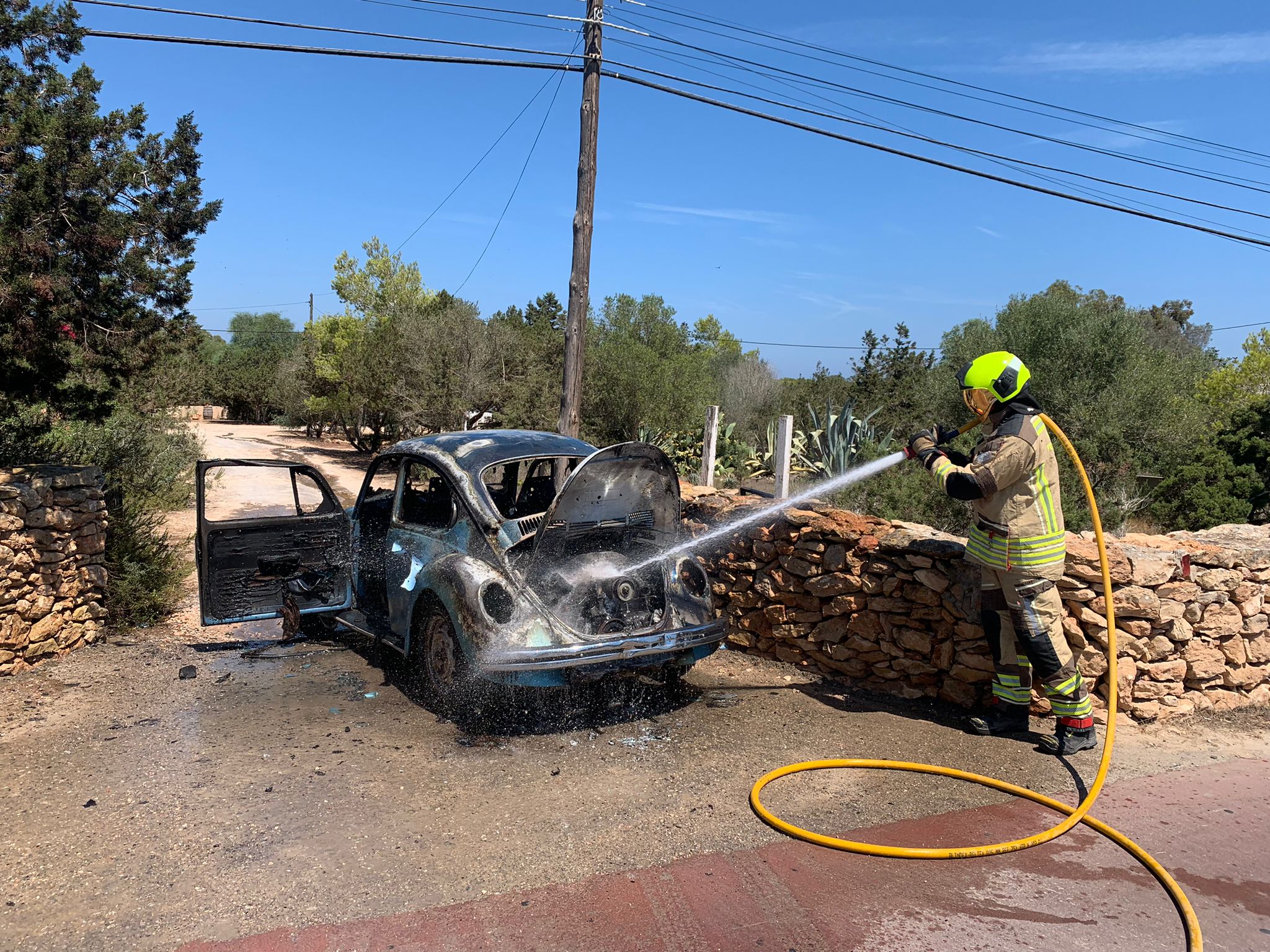 Los bomberos apagan un coche en llamas en Formentera Los bomberos apagan un coche en llamas en Formentera