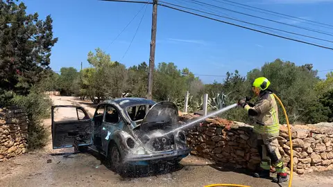 Los bomberos apagan un coche en llamas en Formentera Los bomberos apagan un coche en llamas en Formentera