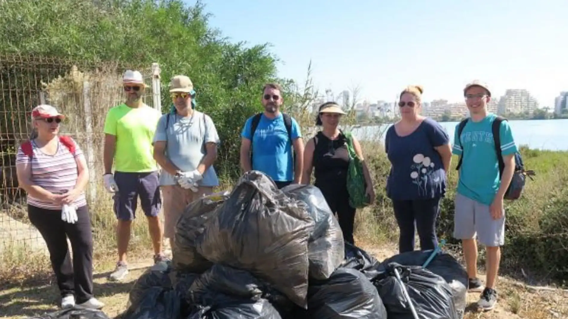Las patrullas de vigilancia de Calpe recogen 300 kilos de residuos de Las Salinas