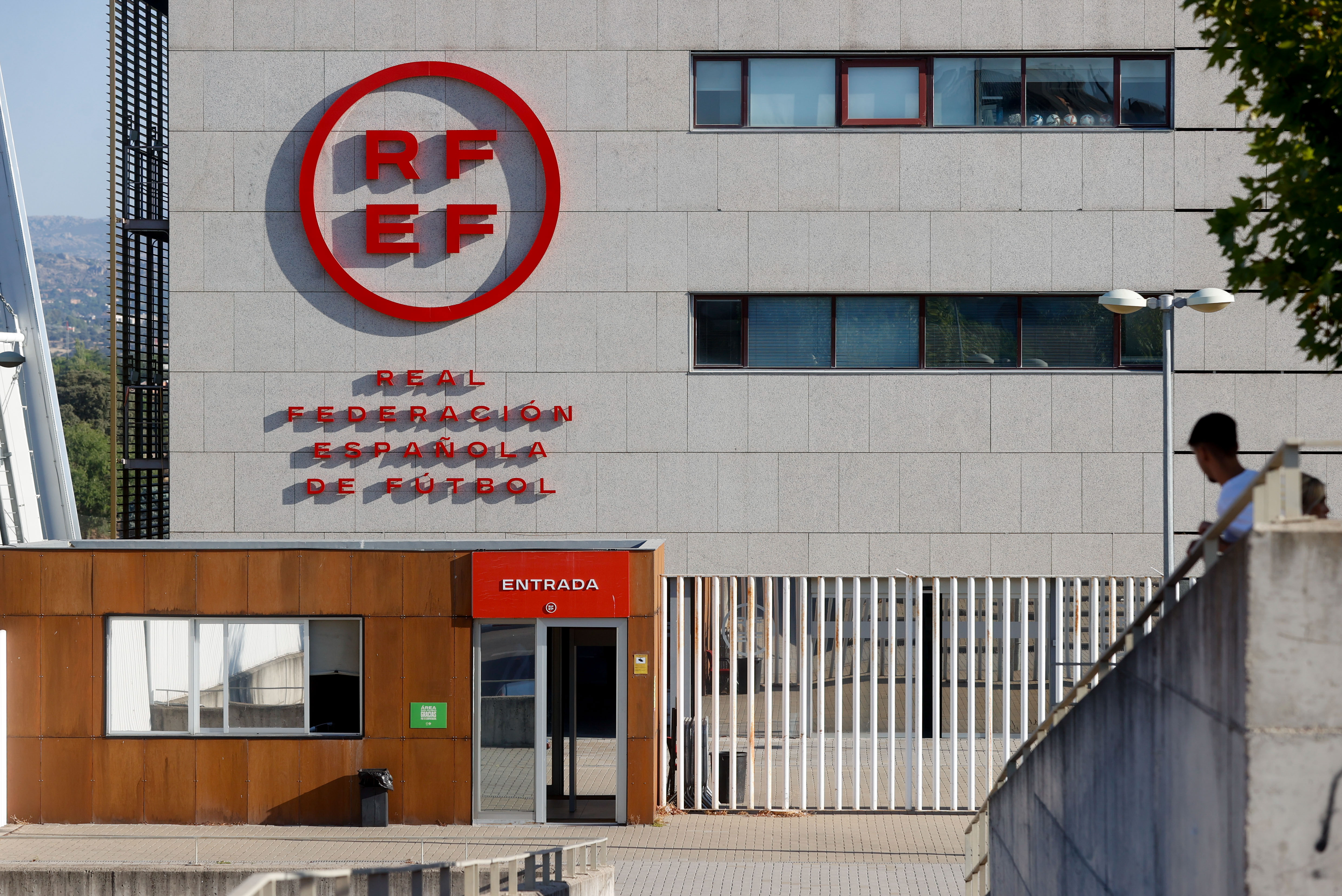 La RFEF convoca una reunión "urgente" de federaciones autonómicas y territoriales tras la suspensión de Rubiales La RFEF convoca una reunión "urgente" de federaciones autonómicas y territoriales tras la suspensión de Rubiales