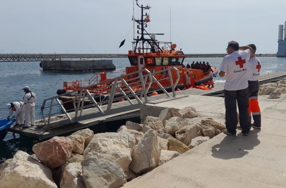 Una nueva patera aumenta a 33 el número de migrantes llegados a las costa alicantina en 24 horas Una nueva patera aumenta a 33 el número de migrantes llegados a las costa alicantina en 24 horas