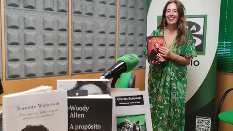 Mercedes Corbillón con sus lecturas en la maleta Un alto en el camino