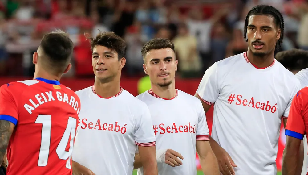 Los futbolistas del Sevilla muestran su apoyo a Jenni Hermoso antes del Sevilla - Girona