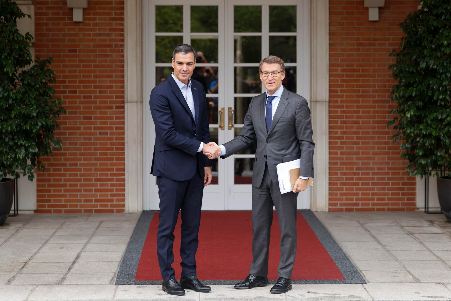 Alberto Núñez Feijóo llamará a Pedro Sánchez en las próximas horas para pedirle una reunión sobre la investidura Alberto Núñez Feijóo llamará a Pedro Sánchez en las próximas horas para pedirle una reunión sobre la investidura