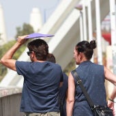 Un hombre cruza el puente de la Barqueta usando una carpeta para protegerse de las altas temperaturas, a 24 de agosto en Sevilla (Andalucía, España). La ola de calor acaba este jueves con la llegada de una vaguada que bajará las temperaturas. 