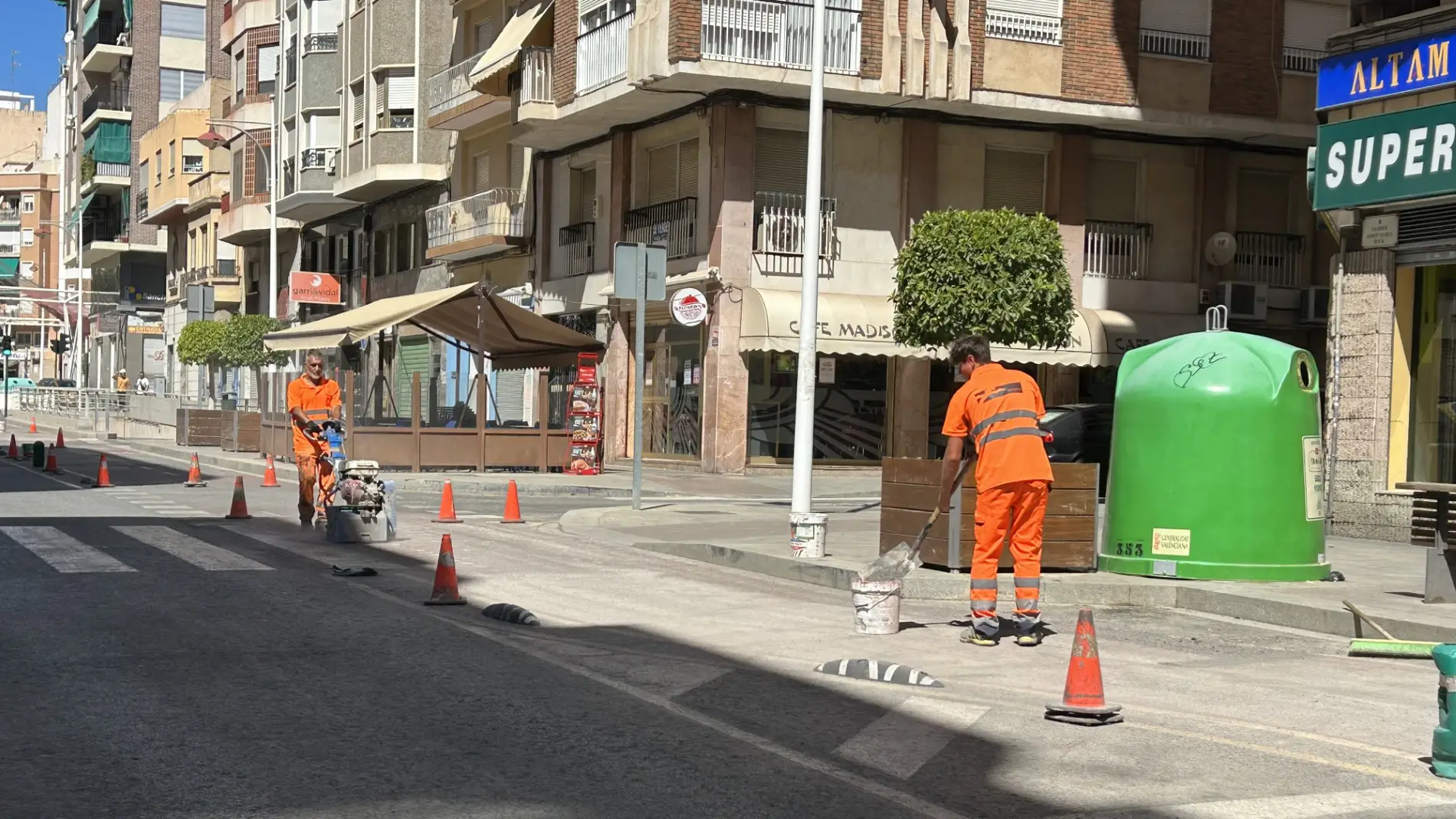 Comienza el desmantelamiento del carril bici de la calle José María Buck de Elche.