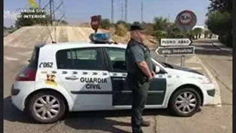 Herido grave un joven tras recibir un botellazo en una reyerta en Pedro Abad Herido grave un joven tras recibir un botellazo en una reyerta en Pedro Abad