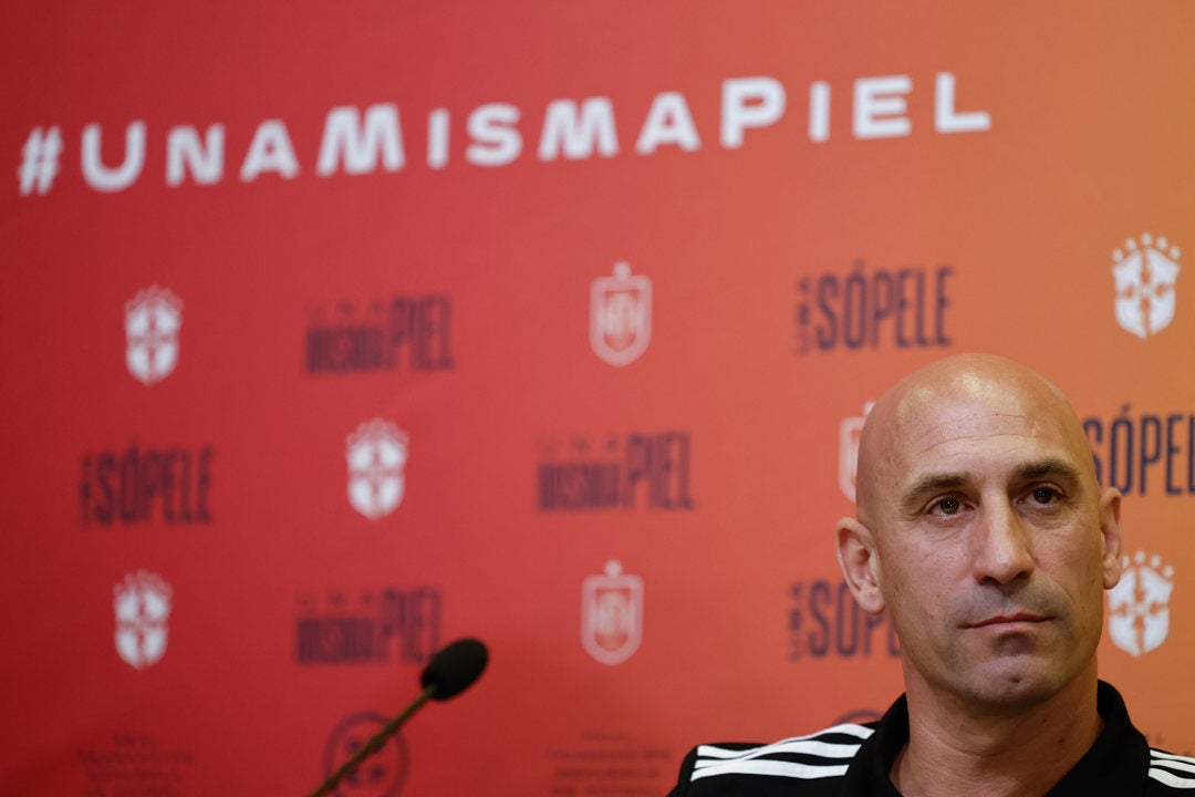 La RFEF retira a Rubiales el sueldo, el coche, el móvil y el ordenador La RFEF retira a Rubiales el sueldo, el coche, el móvil y el ordenador