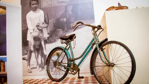 Una bicicleta de la exposición ‘La infancia distinta de nuestros abuelos y nuestras abuelas’ del Museo de Puçol de Elche. Una bicicleta de la exposición ‘La infancia distinta de nuestros abuelos y nuestras abuelas’ del Museo de Puçol de Elche.