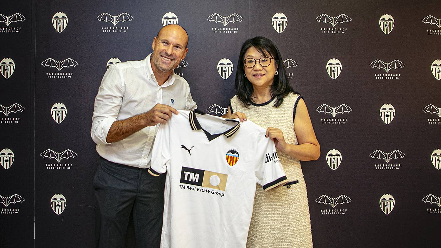 Mateu Lahoz recibió el reconocimiento del Valencia en Mestalla Mateu Lahoz recibió el reconocimiento del Valencia en Mestalla