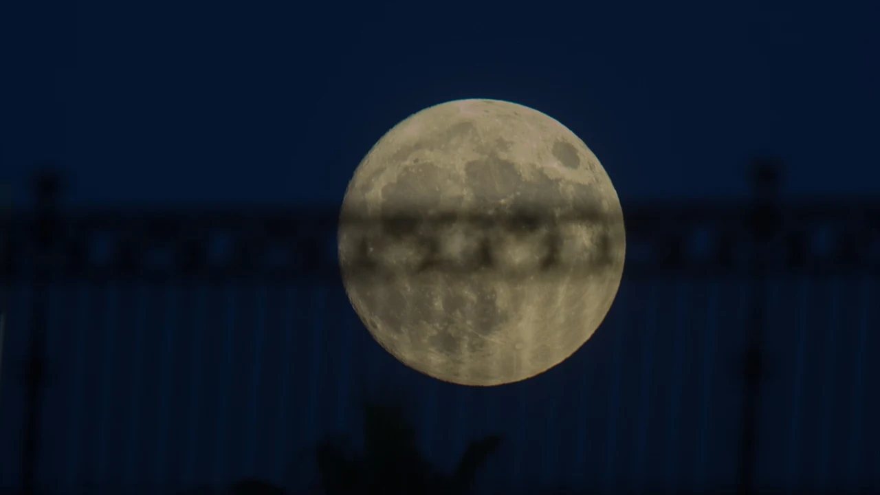 Qué es la superluna azul de agosto: cuándo es y cómo verla