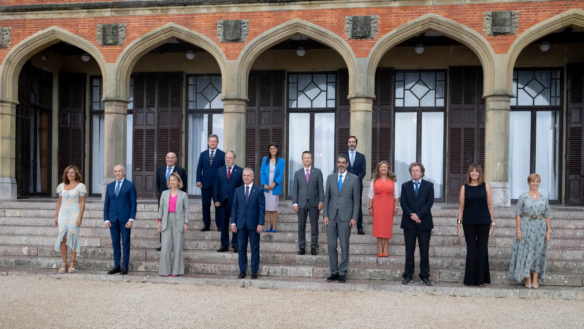Foto oficial de los miembros del Consejo de Gobierno en el Palacio Miramar
