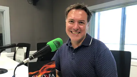 El periodista y escritor Javier Vázquez Ezcudia presentando Caronea El periodista y escritor Javier Vázquez Ezcudia presentando Caronea