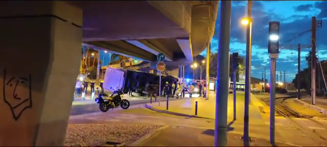 Aparatoso vuelco de un camión de recogida de enseres a la altura del 'scalextric' de Alicante Aparatoso vuelco de un camión de recogida de enseres a la altura del 'scalextric' de Alicante