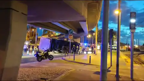 Un camión de recogida de enseres vuelca a la altura del 'scalestric' de Alicante Un camión de recogida de enseres vuelca a la altura del 'scalestric' de Alicante
