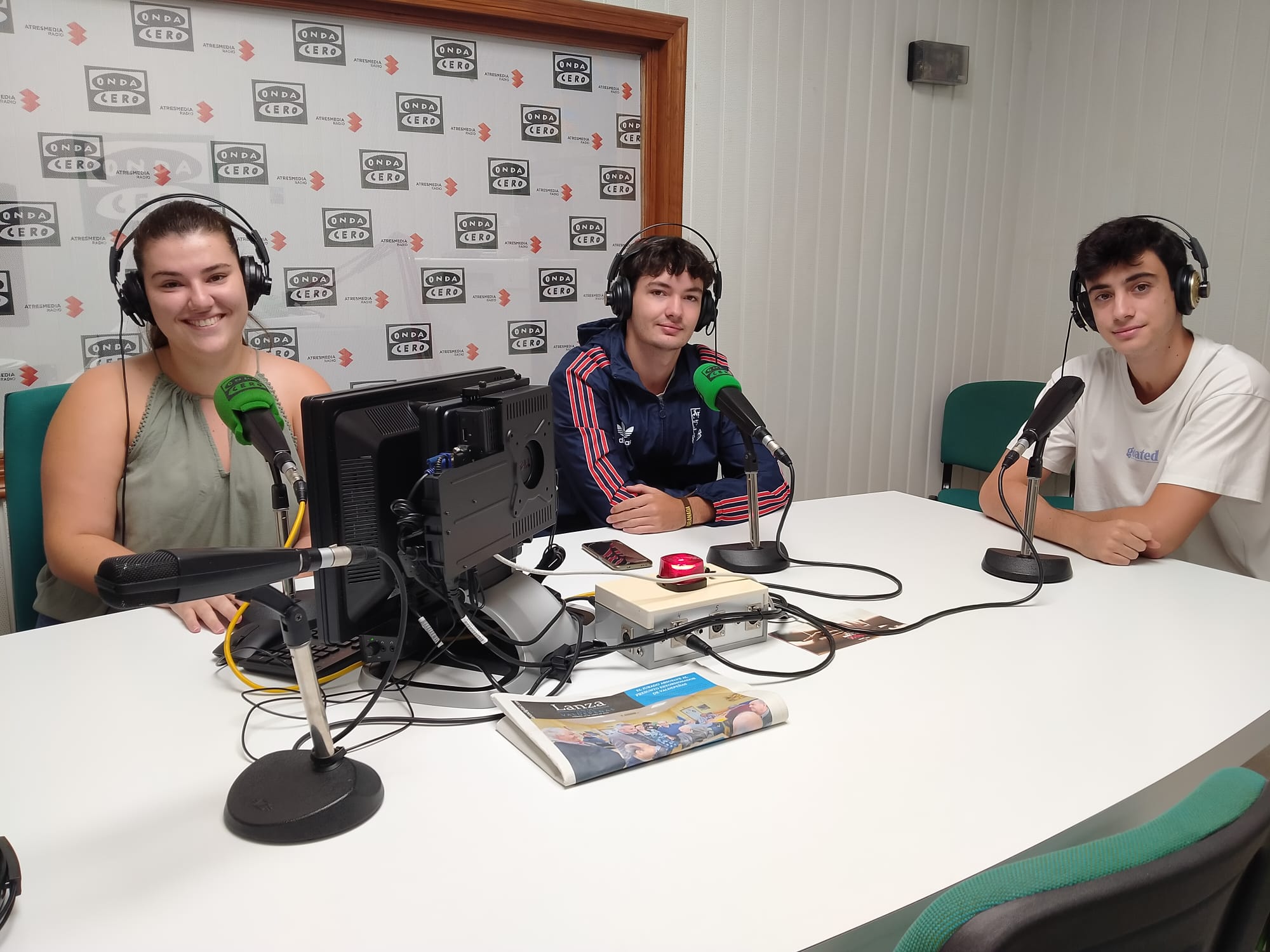 Nos visitan miembros de 'Formula Wine', peña manijera de las LXX Fiestas de la Vendimia y el Vino Nos visitan miembros de 'Formula Wine', peña manijera de las LXX Fiestas de la Vendimia y el Vino