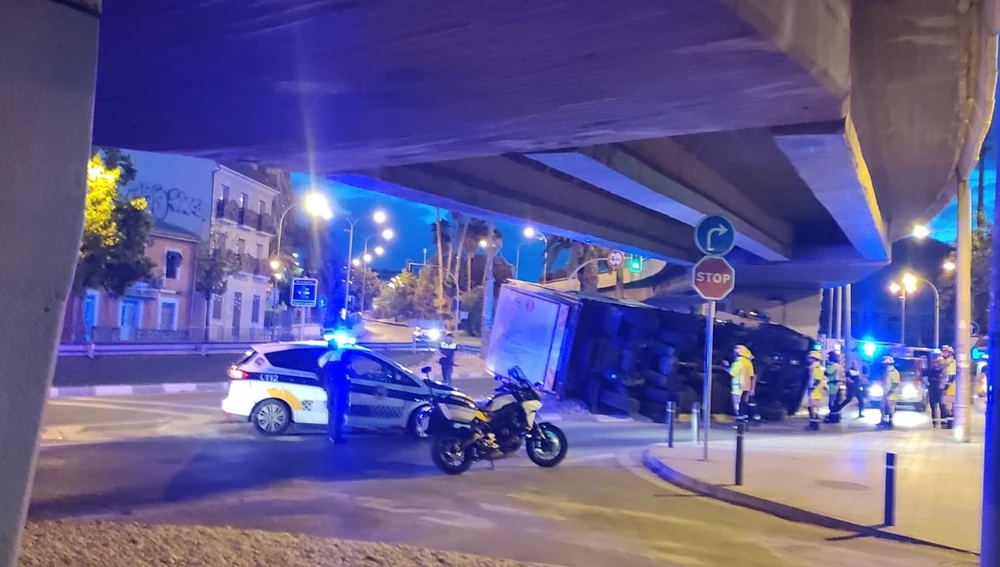 El camión ha quedado debajo del puente 