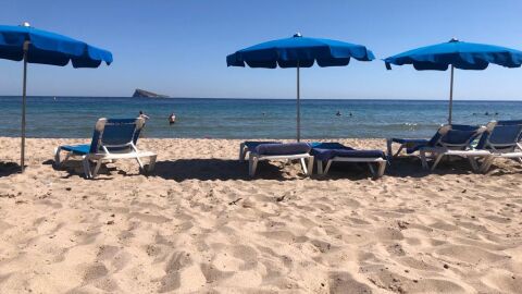 Benidorm no sanciona la reserva de espacio en las playas con sombrillas